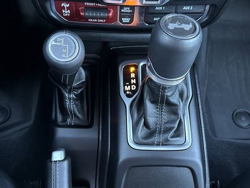 Used 2025 Jeep Wrangler Unlimited Rubicon w/ Technology Group image 25