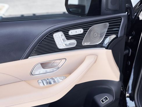 Used 2025 Mercedes-Benz GLS 580 4MATIC image 19