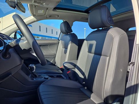 Used 2024 Volkswagen Tiguan SE w/ Panoramic Sunroof Package image 15
