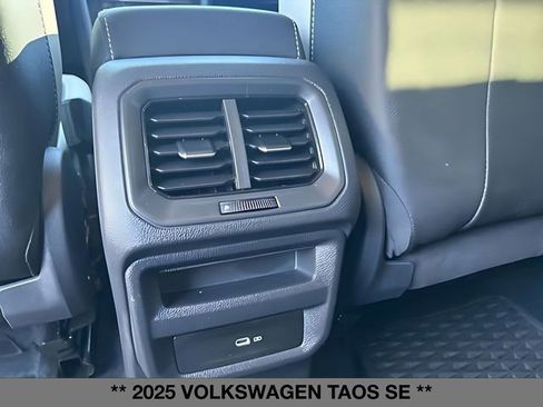 Used 2025 Volkswagen Taos SE AWD/4WD image 17