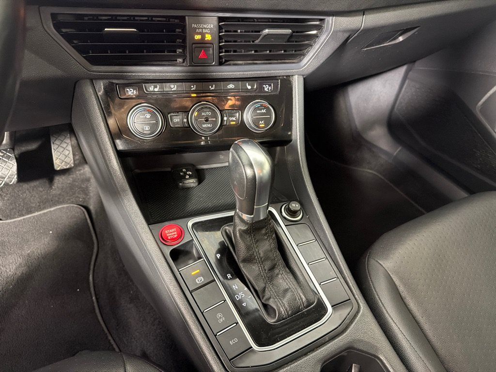 Used 2019 Volkswagen Jetta SE w/ Cold Weather Package FWD image 18