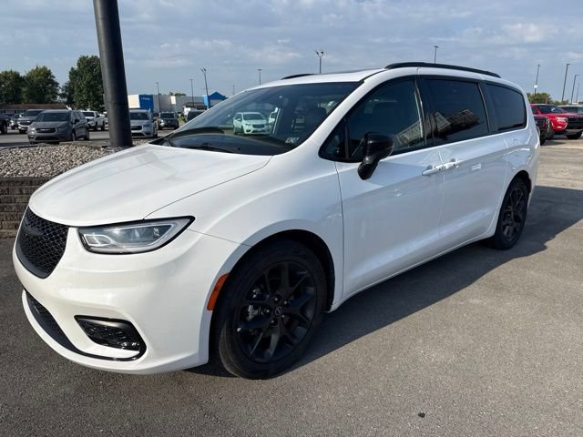 Used 2025 Chrysler Pacifica Limited FWD image 2
