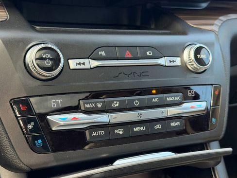 Used 2020 Ford Explorer Limited image 18