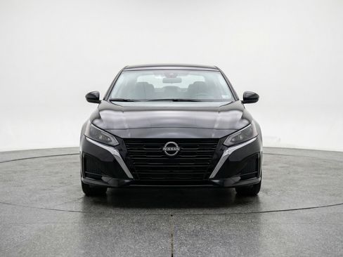 Used 2025 Nissan Altima 2.5 SV FWD image 2