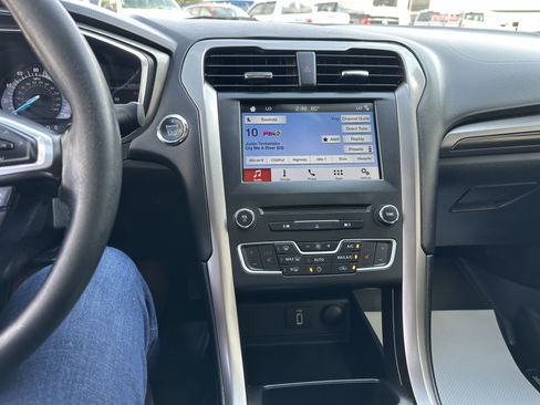 Used 2017 Ford Fusion SE w/ Fusion SE Technology Package AWD/4WD image 11