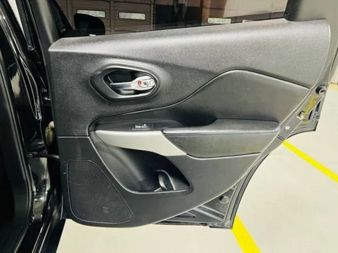 Used 2019 Jeep Cherokee Latitude AWD/4WD image 30