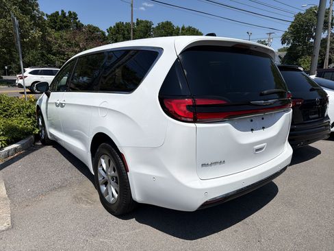 Used 2023 Chrysler Pacifica Touring-L AWD/4WD image 5