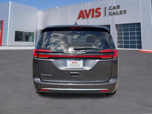 Used 2023 Chrysler Pacifica Touring-L FWD image 7