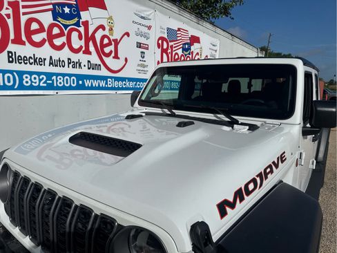 Used 2024 Jeep Gladiator Mojave w/ Technology Group AWD/4WD image 9