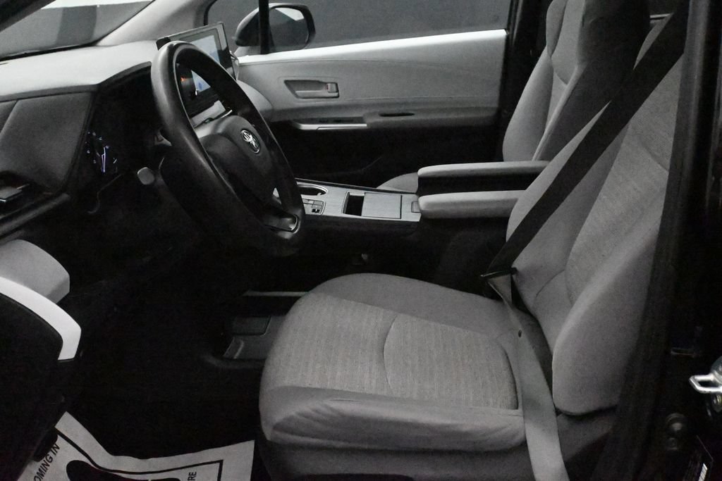 Used 2025 Toyota Sienna LE AWD/4WD image 10