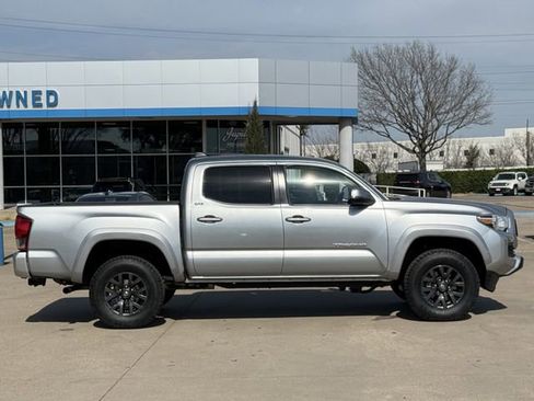Used 2023 Toyota Tacoma SR5 w/ Technology Package image 3