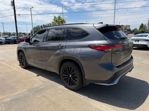 Used 2023 Toyota Highlander XSE FWD image 3