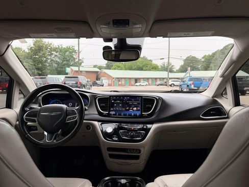 Used 2021 Chrysler Pacifica Touring-L FWD image 15