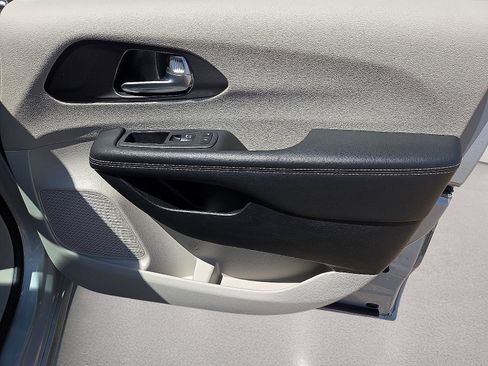 Used 2024 Chrysler Pacifica Touring-L FWD image 13
