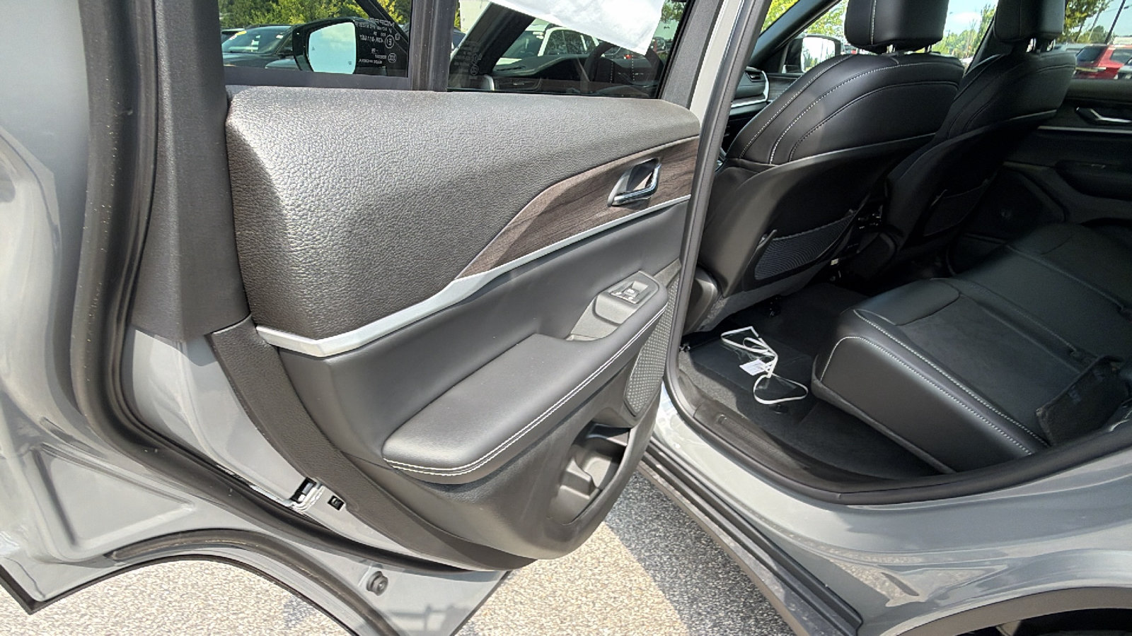 New 2027 Jeep Grand Cherokee Altitude RWD image 18