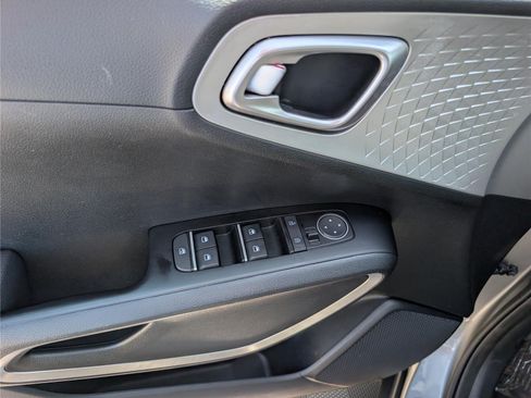Used 2024 Kia Soul S FWD image 18