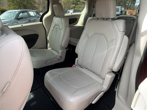 Used 2018 Chrysler Pacifica Touring-L w/ Tire & Wheel Group image 22