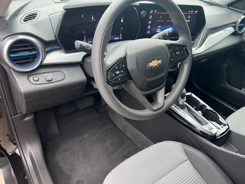 Used 2025 Chevrolet Trax LT FWD image 18