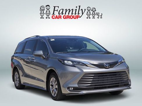 Used 2026 Toyota Sienna XLE FWD image 2