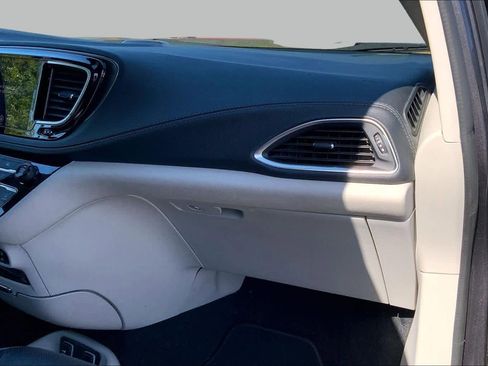 Used 2019 Chrysler Pacifica Limited w/ Advanced Safetytec Group FWD image 18