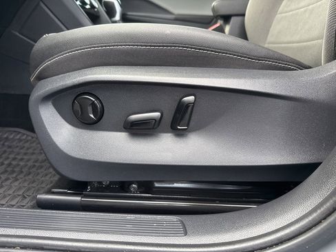 Used 2024 Volkswagen Taos SE w/ Panoramic Sunroof Package image 15