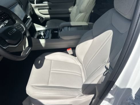 New 2026 Jeep Grand Wagoneer L 4WD w/ Premium Group I image 20