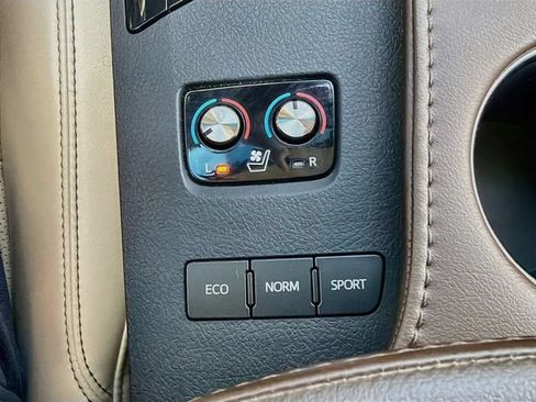 Used 2016 Toyota Avalon Limited FWD image 29