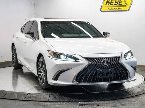 Used 2025 Lexus ES 300h w/ Premium Package FWD image 2
