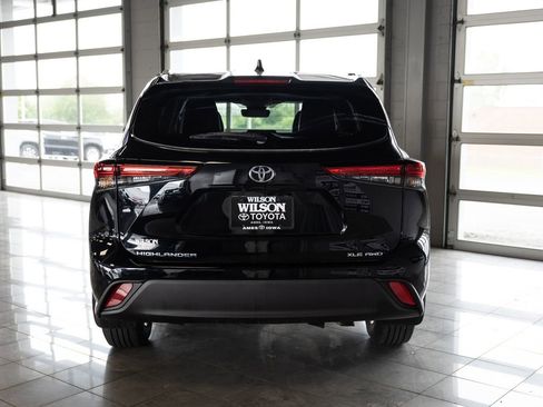 Used 2023 Toyota Highlander XLE AWD/4WD image 4