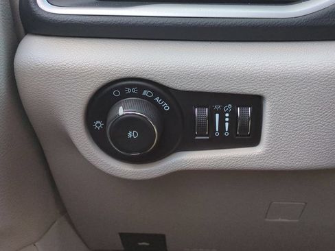 Used 2024 Chrysler Pacifica Touring-L FWD image 17