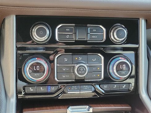 Used 2022 GMC Yukon XL Denali w/ Denali Premium Package image 11