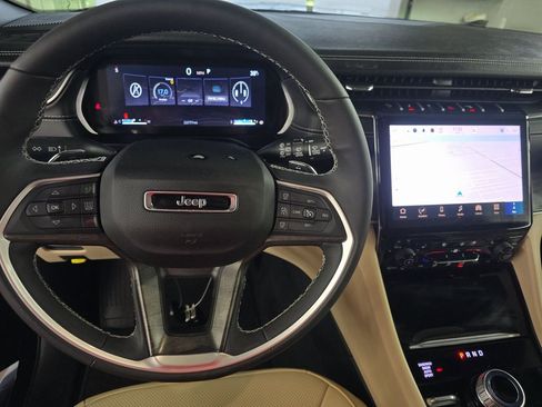 Used 2025 Jeep Grand Cherokee L Limited w/ Luxury Tech Group II image 7