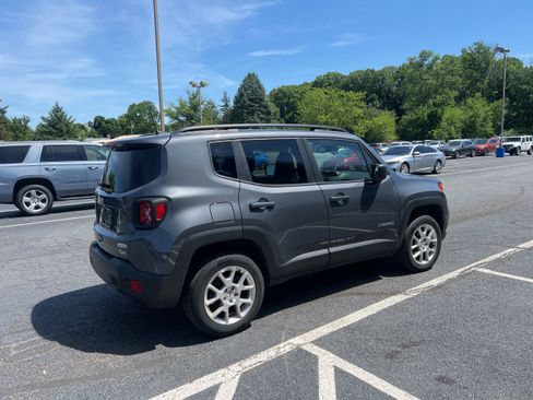 Used 2022 Jeep Renegade Latitude w/ Convenience Group AWD/4WD image 6