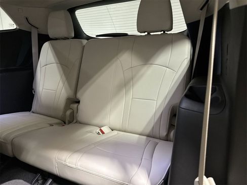 Used 2023 Buick Enclave Essence image 28