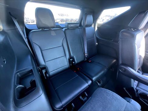 Used 2025 Chevrolet Traverse LT image 16