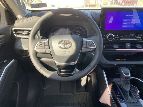 New 2026 Toyota Highlander Platinum AWD/4WD image 16