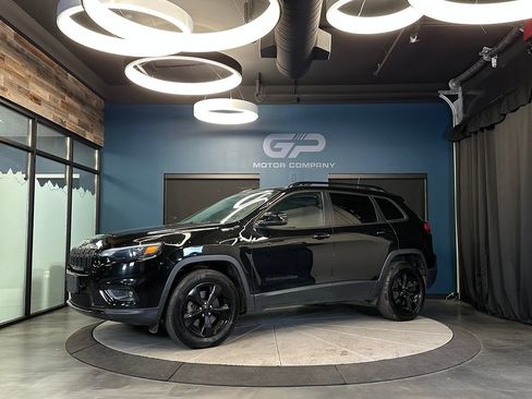 Used 2019 Jeep Cherokee Latitude Plus AWD/4WD image 7
