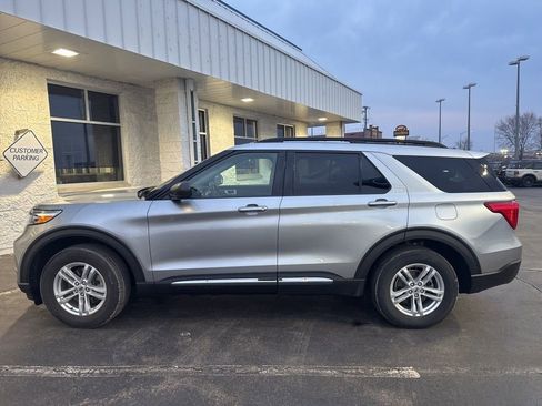 Used 2022 Ford Explorer XLT w/ Equipment Group 202A image 3