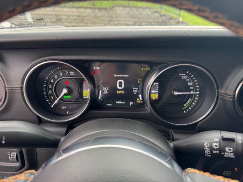 Used 2023 Jeep Wrangler Unlimited Sahara AWD/4WD image 16