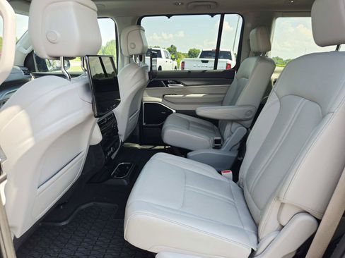 Used 2024 Jeep Wagoneer Series III w/ Premium Group I AWD/4WD image 14