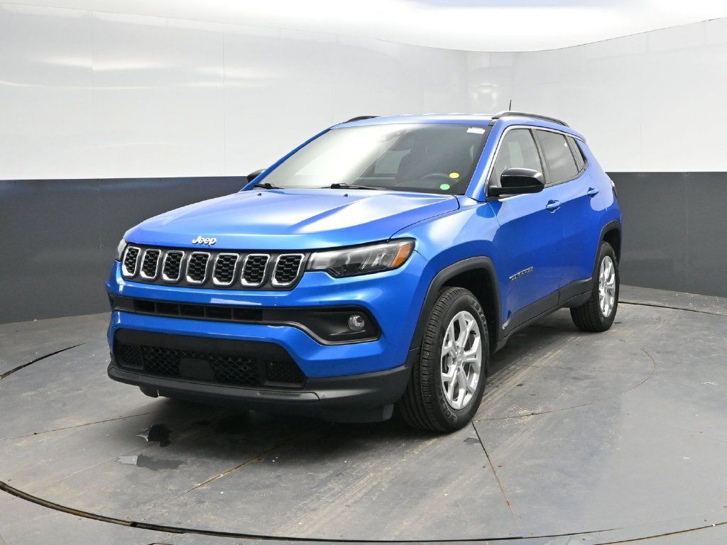 Used 2024 Jeep Compass Latitude AWD/4WD image 3