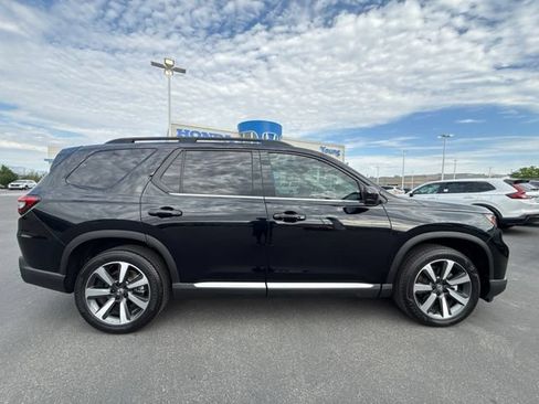 Used 2024 Honda Pilot Touring image 3