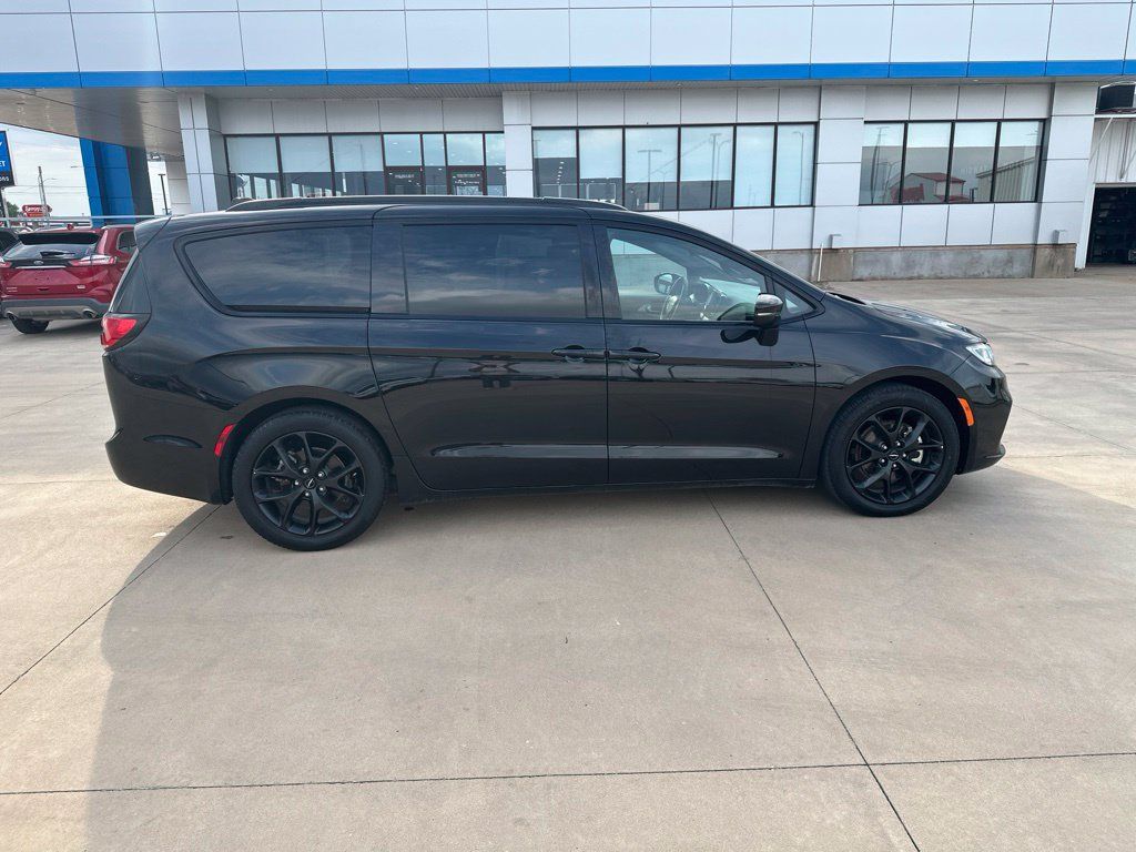 Used 2025 Chrysler Pacifica Limited FWD image 37
