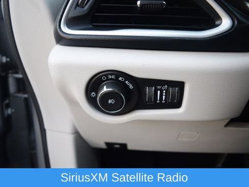 Used 2017 Chrysler Pacifica Touring-L FWD image 7