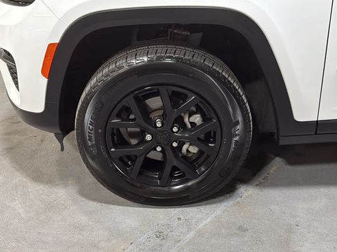 Used 2024 Jeep Grand Cherokee Altitude AWD/4WD image 8