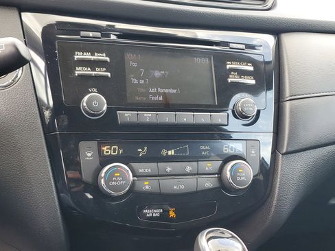 Used 2017 Nissan Rogue SV FWD image 23