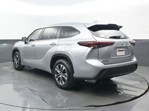 Used 2025 Toyota Highlander XLE image 3