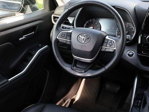 Used 2022 Toyota Highlander XLE AWD/4WD image 28