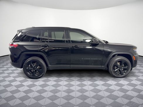 Used 2023 Jeep Grand Cherokee Altitude RWD image 8