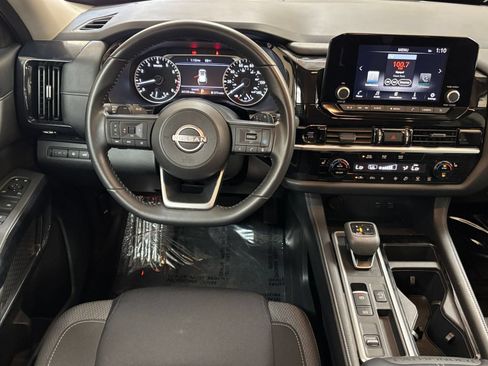 Used 2025 Nissan Pathfinder SV FWD image 32
